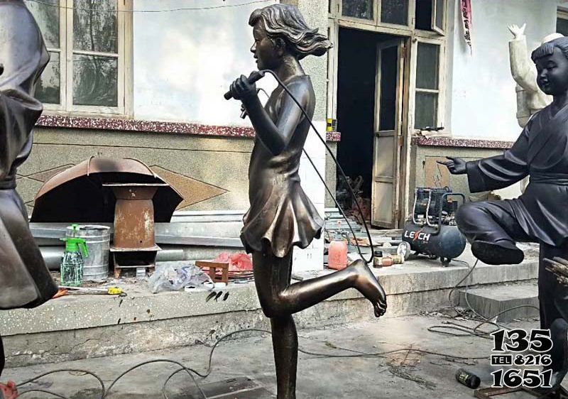 跳繩雕塑-廣場(chǎng)草坪擺放跳繩小女孩玻璃鋼仿銅雕塑 跳繩雕塑-廣場(chǎng)草坪擺放跳繩小女孩玻璃鋼仿銅雕塑高清圖片