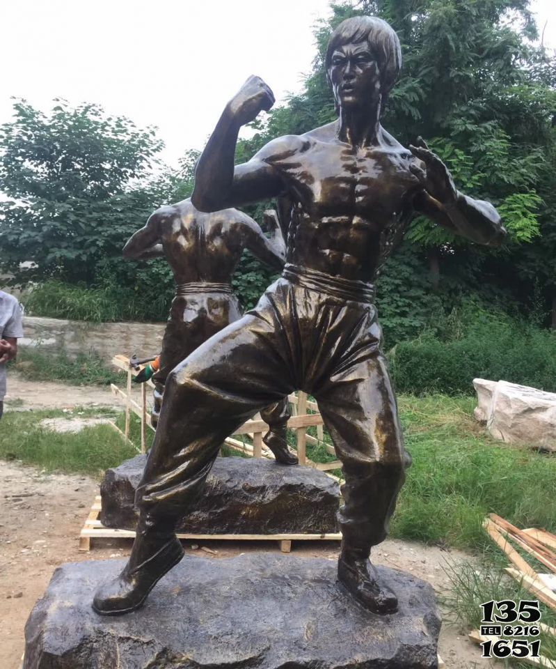 功夫雕塑-電影院擺放功夫影星李小龍玻璃鋼仿銅雕塑 功夫雕塑-電影院擺放功夫影星李小龍玻璃鋼仿銅雕塑高清圖片