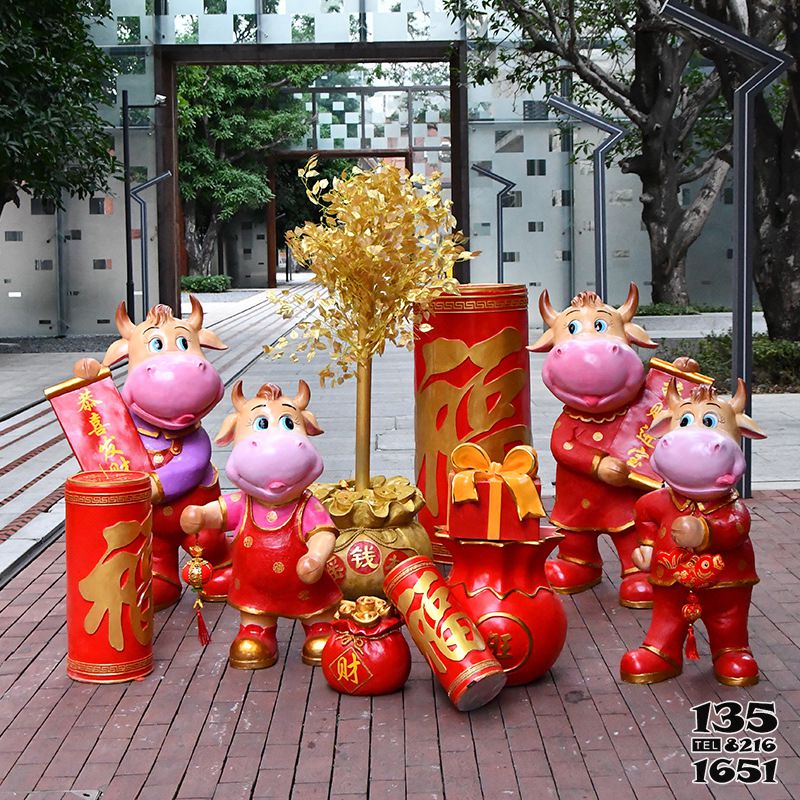牛雕塑-商業街擺放一群招財進寶玻璃鋼牛雕塑 牛雕塑-商業街擺放一群招財進寶玻璃鋼牛雕塑高清圖片