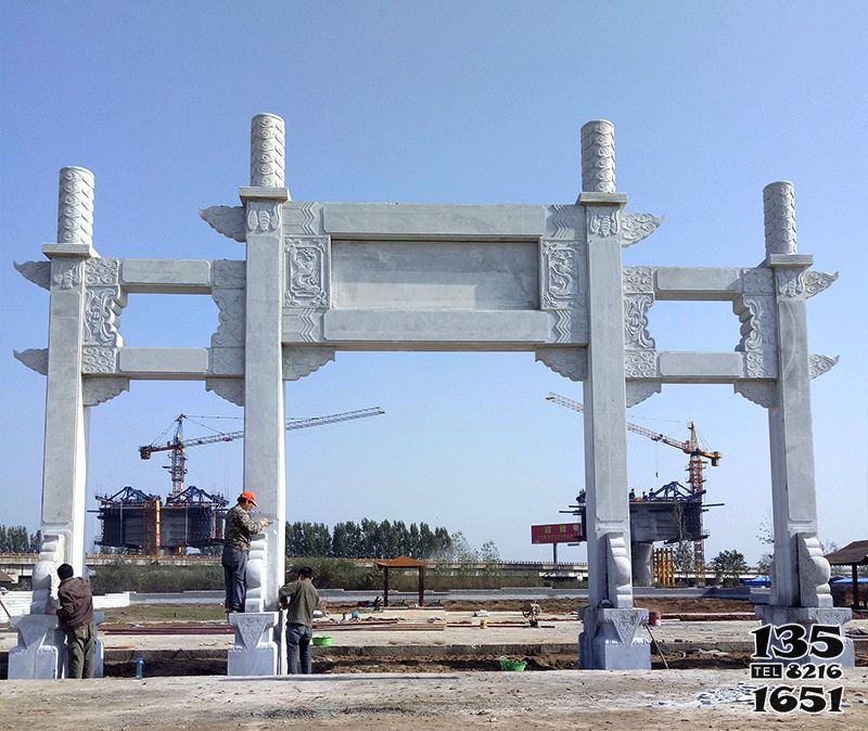 牌坊雕塑-大型四柱簡約村口漢白玉牌坊雕塑高清圖片