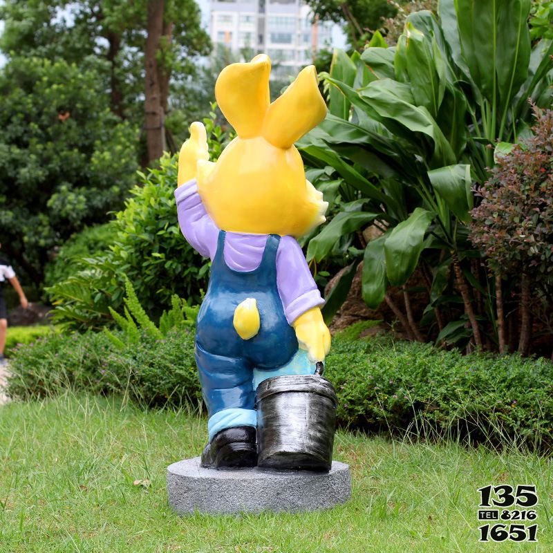兔子雕塑-公園一只行走的樹脂彩繪兔子雕塑 兔子雕塑-公園一只行走的樹脂彩繪兔子雕塑高清圖片