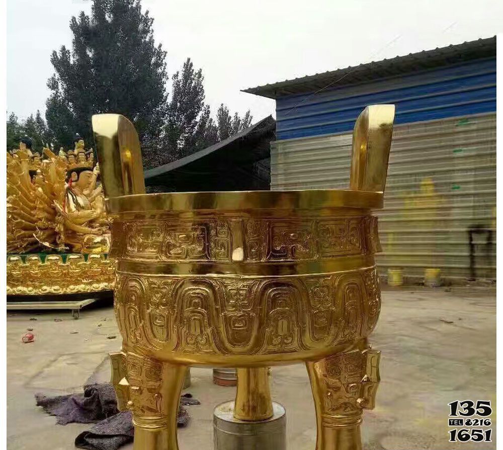 香爐雕塑-佛教寺廟室內(nèi)擺放三足鼎鍍金香爐雕塑 香爐雕塑-佛教寺廟室內(nèi)擺放三足鼎鍍金香爐雕塑高清圖片