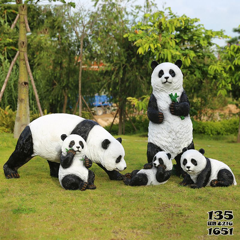 熊貓雕塑- 農場擺放兩大三小只玩耍熊貓玻璃鋼雕塑 熊貓雕塑- 農場擺放兩大三小只玩耍熊貓玻璃鋼雕塑高清圖片