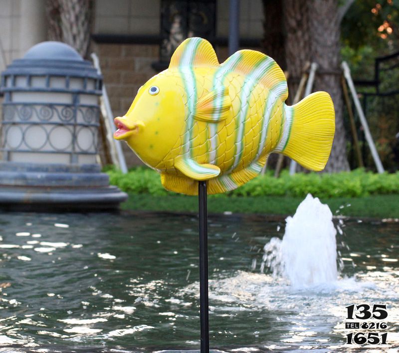 魚雕塑-池塘一只站立的玻璃鋼彩繪黃色魚雕塑 魚雕塑-池塘一只站立的玻璃鋼彩繪黃色魚雕塑高清圖片