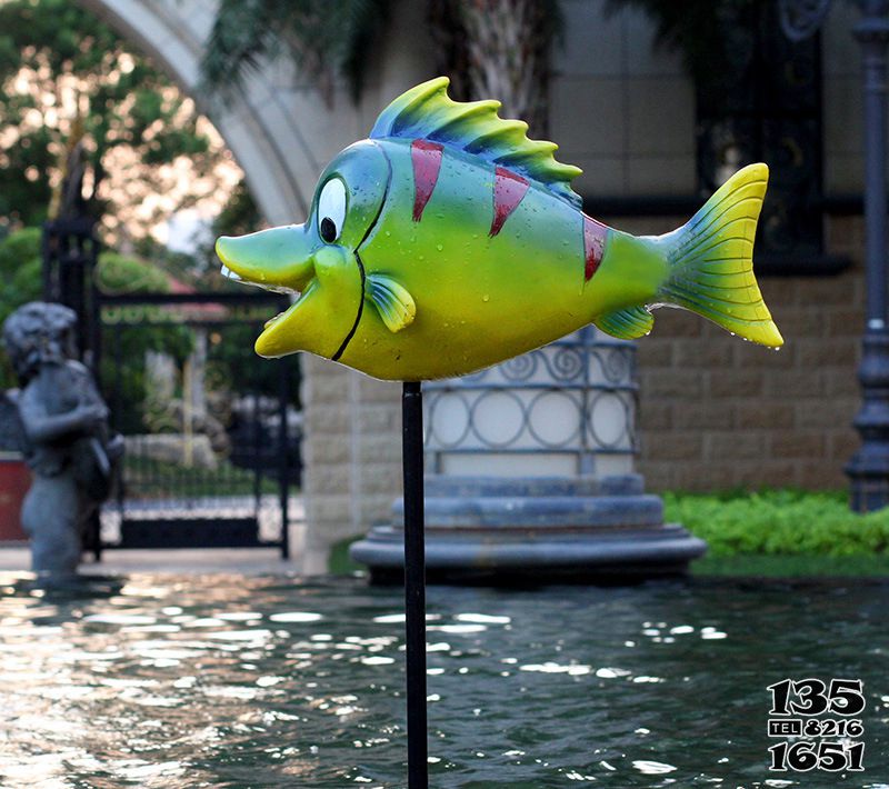 魚雕塑-池塘一只綠色帶插管的玻璃鋼魚雕塑 魚雕塑-池塘一只綠色帶插管的玻璃鋼魚雕塑高清圖片