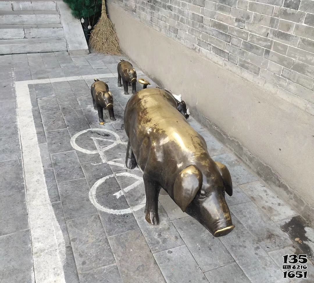豬雕塑-城市街道擺放豬媽媽和三只豬寶寶黃銅豬雕塑 豬雕塑-城市街道擺放豬媽媽和三只豬寶寶黃銅豬雕塑高清圖片