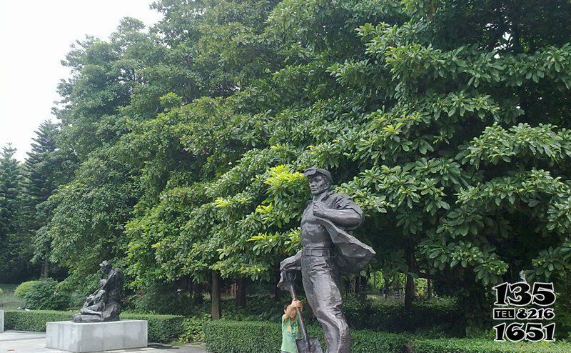 工人雕塑-公園銅雕拿著鐵鍬的工人雕塑 工人雕塑-公園銅雕拿著鐵鍬的工人雕塑高清圖片
