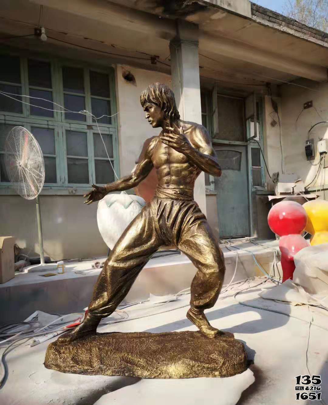 李小龍雕塑-玻璃鋼仿銅廣場電影明星李小龍雕塑 李小龍雕塑-玻璃鋼仿銅廣場電影明星李小龍雕塑高清圖片