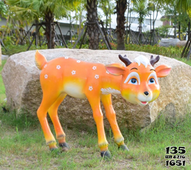 鹿雕塑-公園草坪石頭旁邊的玻璃鋼鹿雕塑 鹿雕塑-公園草坪石頭旁邊的玻璃鋼鹿雕塑高清圖片