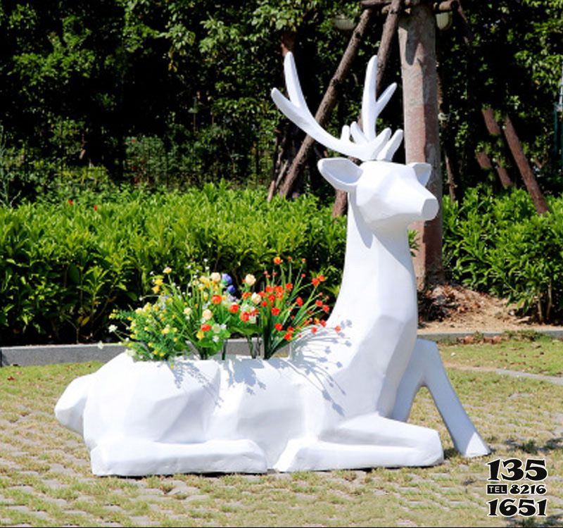 梅花鹿雕塑-玻璃幾何花盆公園景區臥著的梅花鹿雕塑 梅花鹿雕塑-玻璃幾何花盆公園景區臥著的梅花鹿雕塑高清圖片