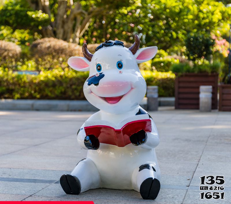 牛雕塑-庭院小區一只坐著看書的玻璃鋼牛雕塑 牛雕塑-庭院小區一只坐著看書的玻璃鋼牛雕塑高清圖片