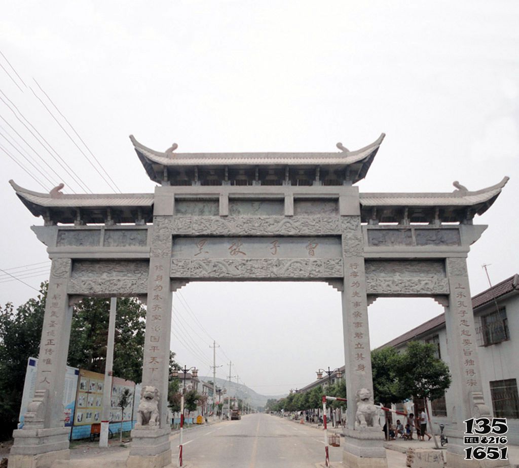 牌坊雕塑-歷史名人故里村前擺放大石浮雕樓牌坊 牌坊雕塑-歷史名人故里村前擺放大石浮雕樓牌坊高清圖片