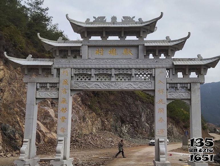 牌坊雕塑-村莊正門擺放青石仿古浮雕石雕牌坊 牌坊雕塑-村莊正門擺放青石仿古浮雕石雕牌坊高清圖片