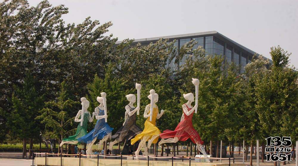 跑步雕塑-公園不銹鋼鏤空拿火炬跑步人物雕塑 跑步雕塑-公園不銹鋼鏤空拿火炬跑步人物雕塑高清圖片