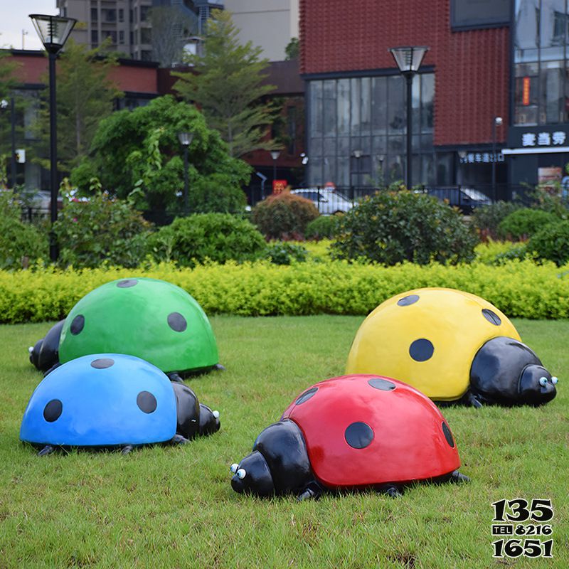 瓢蟲雕塑-公園里擺放的四只爬行的玻璃鋼彩繪瓢蟲雕塑 瓢蟲雕塑-公園里擺放的四只爬行的玻璃鋼彩繪瓢蟲雕塑高清圖片