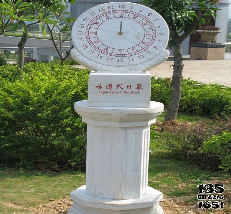 日晷雕塑-戶外草坪創意石柱上的漢白玉石雕日晷雕塑 日晷雕塑-戶外草坪創意石柱上的漢白玉石雕日晷雕塑高清圖片