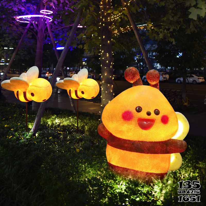 蜜蜂雕塑-公園草叢插電源發亮卡通小蜜蜂玻璃鋼雕塑 蜜蜂雕塑-公園草叢插電源發亮卡通小蜜蜂玻璃鋼雕塑高清圖片