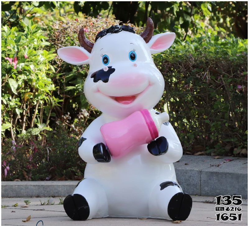 牛雕塑-幼兒園一只坐著喝奶的玻璃鋼牛雕塑 牛雕塑-幼兒園一只坐著喝奶的玻璃鋼牛雕塑高清圖片