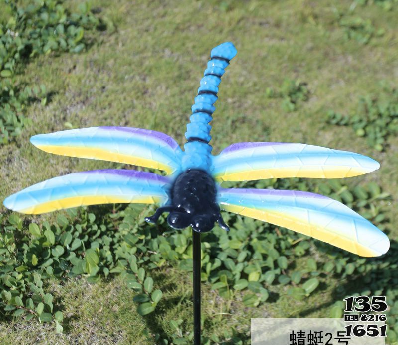 蜻蜓雕塑-大學(xué)花園小區(qū)彩繪玻璃鋼蜻蜓雕塑 蜻蜓雕塑-大學(xué)花園小區(qū)彩繪玻璃鋼蜻蜓雕塑高清圖片