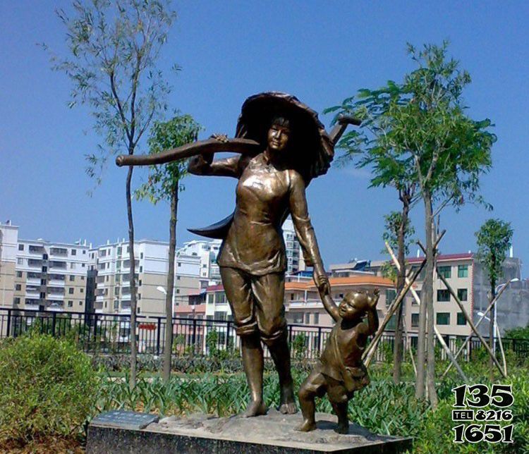 農(nóng)耕雕塑-校園擺放玻璃鋼做完農(nóng)活回家的母子仿銅雕 農(nóng)耕雕塑-校園擺放玻璃鋼做完農(nóng)活回家的母子仿銅雕高清圖片