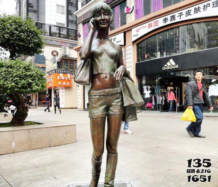 女孩雕塑-戶外街道打電話逛街的銅雕女孩雕塑 女孩雕塑-戶外街道打電話逛街的銅雕女孩雕塑高清圖片