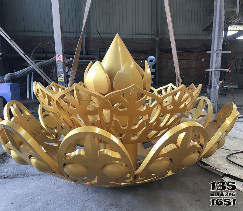 荷花雕塑-寺廟庭院不銹鋼鏤空噴金鎏金荷花雕塑 荷花雕塑-寺廟庭院不銹鋼鏤空噴金鎏金荷花雕塑高清圖片