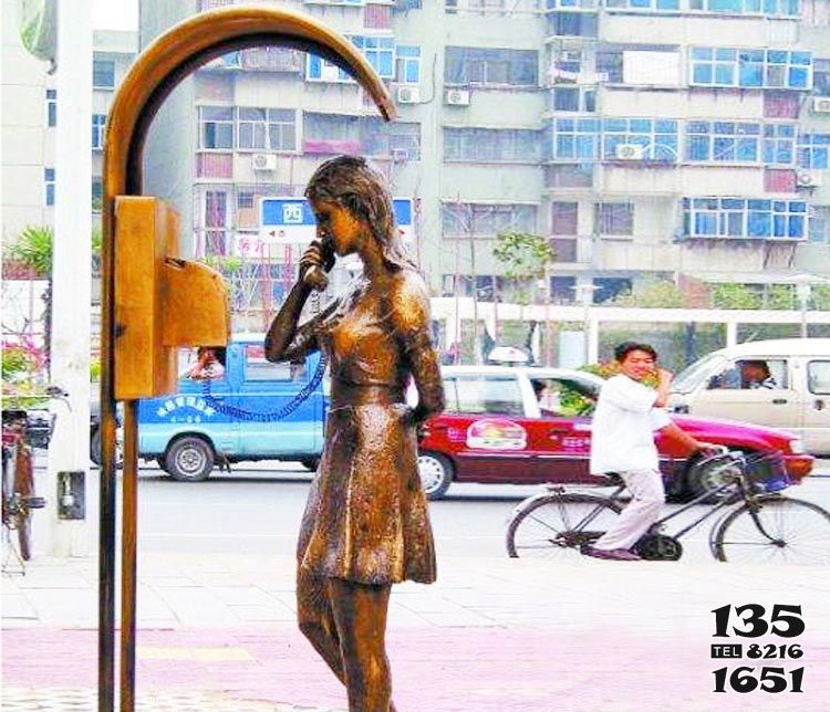涼亭雕塑-城市街道邊擺放女孩在電話亭打電話玻璃鋼雕塑 涼亭雕塑-城市街道邊擺放女孩在電話亭打電話玻璃鋼雕塑高清圖片