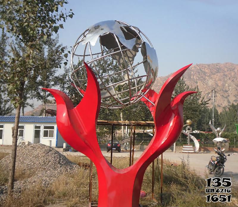 鏤空球雕塑-鄉(xiāng)村不銹鋼抽象托舉中的鏤空球雕塑 鏤空球雕塑-鄉(xiāng)村不銹鋼抽象托舉中的鏤空球雕塑高清圖片