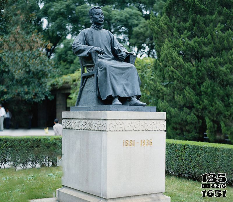 魯迅雕塑-公園廣場大型景觀坐著石柱上面的玻璃鋼魯迅雕塑 魯迅雕塑-公園廣場大型景觀坐著石柱上面的玻璃鋼魯迅雕塑