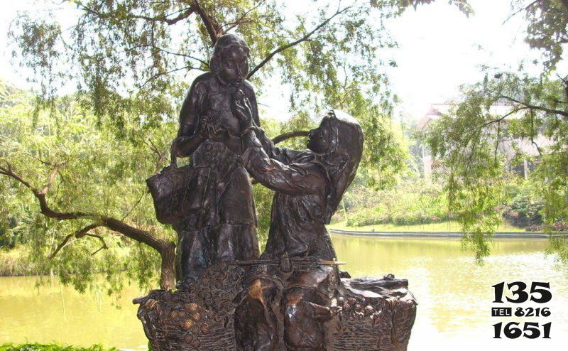 女孩雕塑-公園喂母親吃荔枝的銅雕女孩雕塑 女孩雕塑-公園喂母親吃荔枝的銅雕女孩雕塑高清圖片
