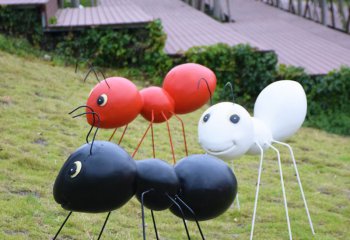 玻璃鋼孔雀園林草坪，藝術營造出一片綠意盎然的夢幻天堂