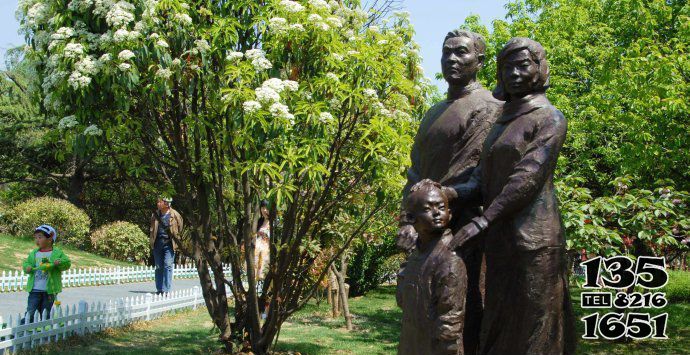 和諧雕塑-公園銅雕一家三口的和諧雕塑 和諧雕塑-公園銅雕一家三口的和諧雕塑高清圖片