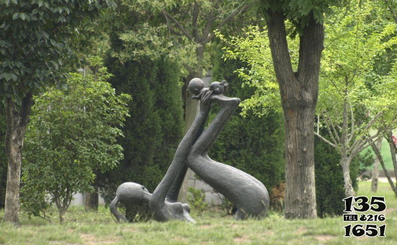 母子雕塑-公園園林銅雕玩耍中的母子雕塑 母子雕塑-公園園林銅雕玩耍中的母子雕塑高清圖片