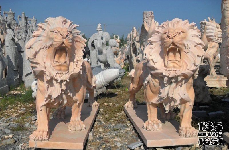 獅子雕塑-祠堂庭院晚霞大型仿真行走吼叫的獅子雕塑 獅子雕塑-祠堂庭院晚霞大型仿真行走吼叫的獅子雕塑高清圖片