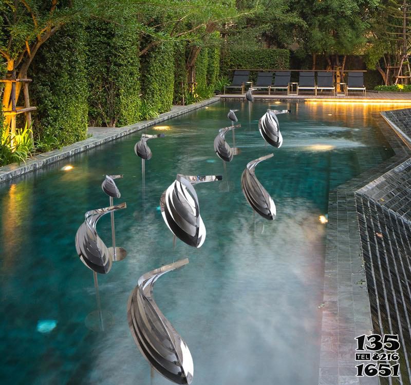 魚雕塑-池塘一群站立游泳的不銹鋼魚雕塑 魚雕塑-池塘一群站立游泳的不銹鋼魚雕塑高清圖片