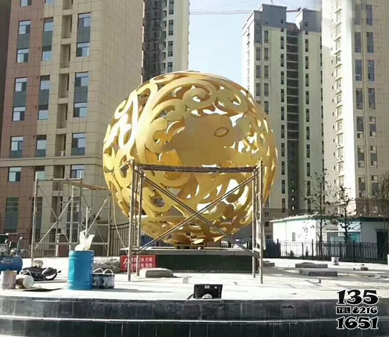 鏤空球雕塑-廣場小區抽象創意不銹鋼噴金烤漆鏤空球雕塑 鏤空球雕塑-廣場小區抽象創意不銹鋼噴金烤漆鏤空球雕塑高清圖片