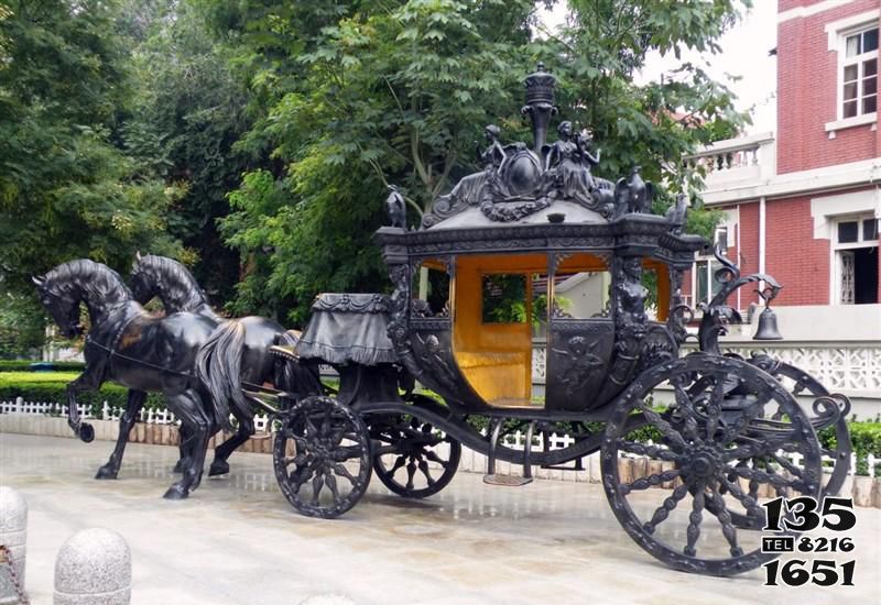 馬車雕塑-學(xué)院商場青銅鑄造馬車雕塑 馬車雕塑-學(xué)院商場青銅鑄造馬車雕塑高清圖片