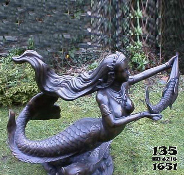 美人魚雕塑-公園里擺放的手拿蝦的玻璃鋼噴漆美人魚雕塑 美人魚雕塑-公園里擺放的手拿蝦的玻璃鋼噴漆美人魚雕塑高清圖片