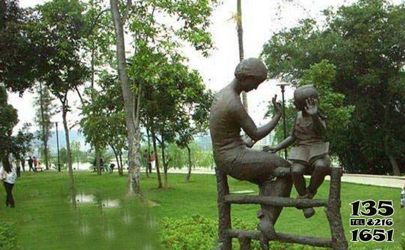 母子雕塑-景區(qū)坐著欄桿的銅雕母子雕塑 母子雕塑-景區(qū)坐著欄桿的銅雕母子雕塑高清圖片