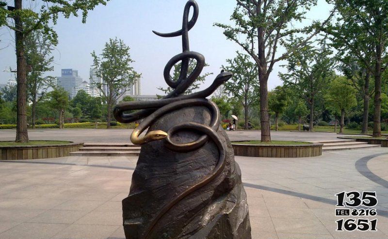 蛇雕塑-公園里擺放的爬在石頭上的兩條玻璃鋼噴漆蛇雕塑 蛇雕塑-公園里擺放的爬在石頭上的兩條玻璃鋼噴漆蛇雕塑高清圖片