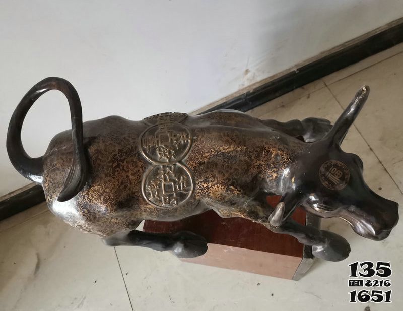 華爾街牛雕塑-大型室內(nèi)擺放的身上帶元寶的玻璃鋼創(chuàng)意華爾街牛雕塑 華爾街牛雕塑-大型室內(nèi)擺放的身上帶元寶的玻璃鋼創(chuàng)意華爾街牛雕塑