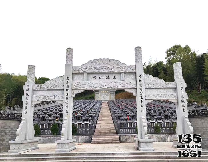 牌坊雕塑-陵園擺放三門石柱石牌坊雕刻 牌坊雕塑-陵園擺放三門石柱石牌坊雕刻高清圖片