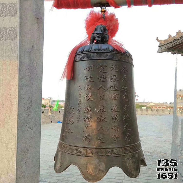 銅鐘雕塑-古鎮廣場紅銅掛鐘雕塑 銅鐘雕塑-古鎮廣場紅銅掛鐘雕塑高清圖片