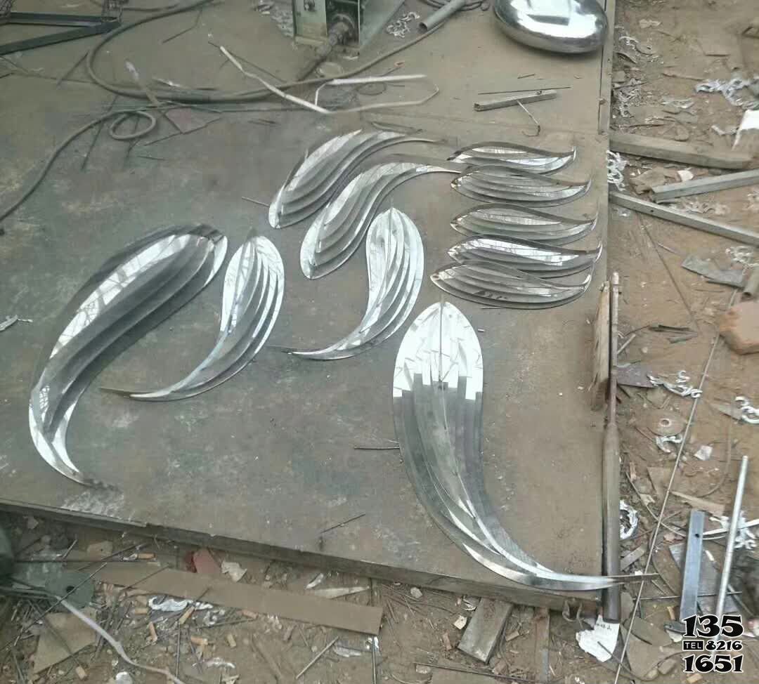 魚雕塑-池塘一群不銹鋼鏡面游來游去的魚雕塑 魚雕塑-池塘一群不銹鋼鏡面游來游去的魚雕塑