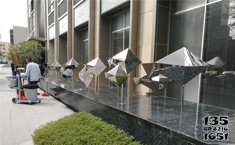 魚雕塑-商廈門口多只抽象不銹鋼魚雕塑 魚雕塑-商廈門口多只抽象不銹鋼魚雕塑高清圖片