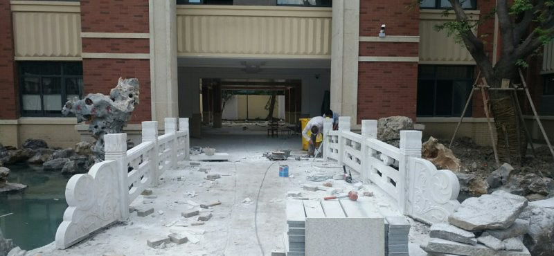 南京漢白玉欄板安裝效果-漢白玉欄板雕塑 校園景觀-石雕 南京漢白玉欄板安裝效果-漢白玉欄板雕塑 校園景觀-石雕高清圖片