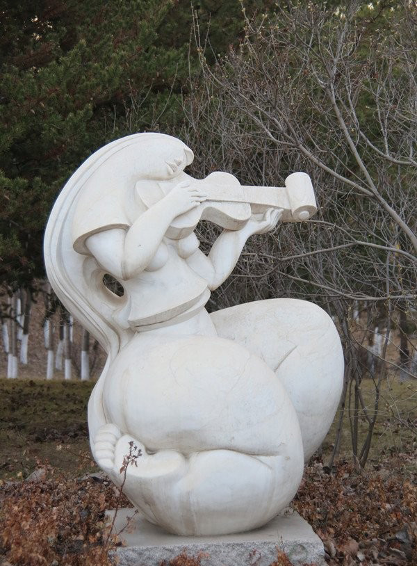 抽象拉小提琴人物石雕-拉小提琴的人物石雕 公園抽象人物雕塑 抽象拉小提琴人物石雕-拉小提琴的人物石雕 公園抽象人物雕塑高清圖片