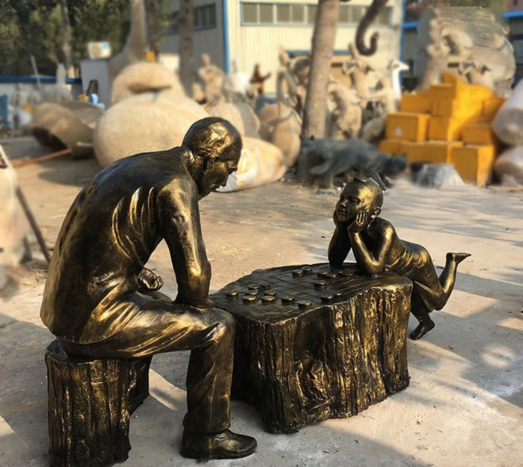 玻璃鋼仿銅下象棋的爺孫倆雕塑-玻璃鋼仿銅下象棋的爺孫倆 公園人物雕塑 玻璃鋼仿銅下象棋的爺孫倆雕塑-玻璃鋼仿銅下象棋的爺孫倆 公園人物雕塑高清圖片