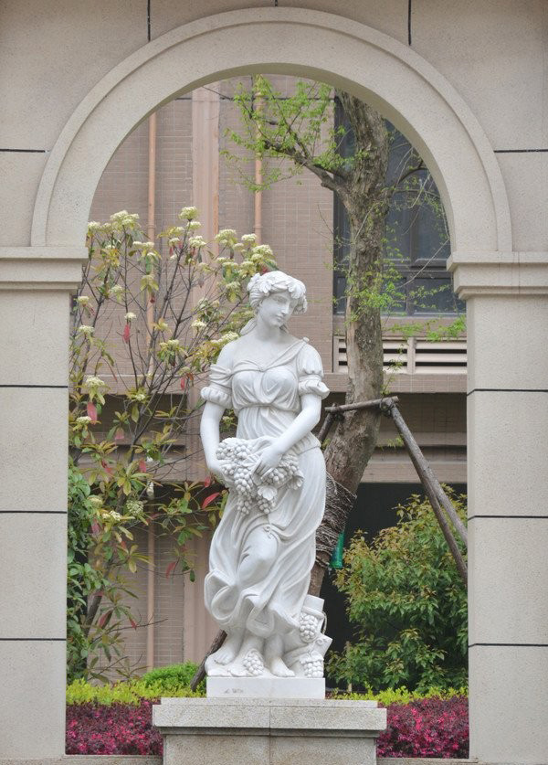 漢白玉西方美女雕塑-漢白玉拿葡萄的美女 西方人物石雕 漢白玉西方美女雕塑-漢白玉拿葡萄的美女 西方人物石雕高清圖片