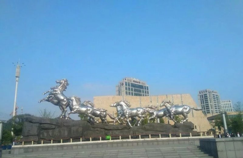 城市不銹鋼奔跑的馬群雕塑-城市不銹鋼奔跑的馬群 城市不銹鋼奔跑的馬群雕塑-城市不銹鋼奔跑的馬群高清圖片